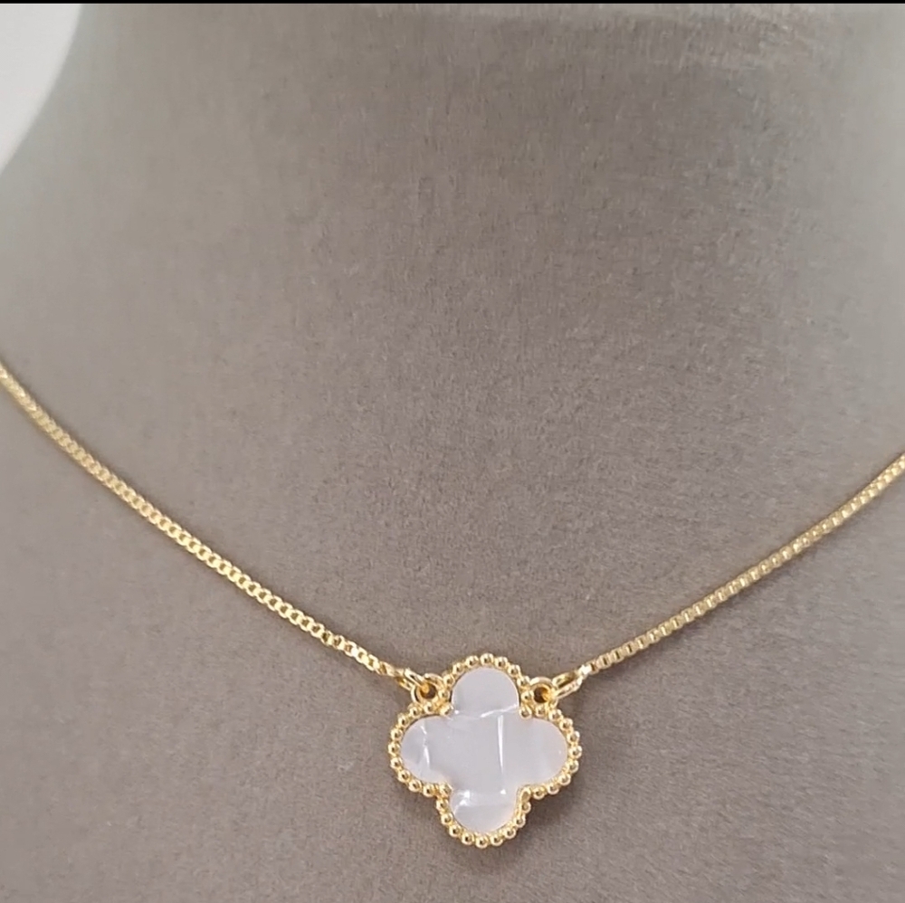 Mother Of Pearl Four Leafs clover necklace - Picture 4 of 6